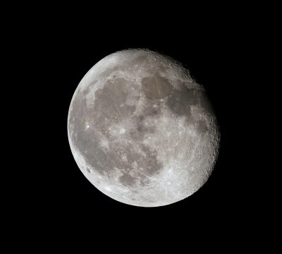 从卫星视角俯瞰城市网格街道，蓝色调卫星地图在线界面，高分辨率影像清晰可见建筑轮廓