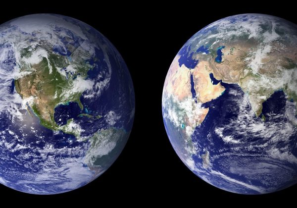 卫星地图在线影像里的山地地形俯视画面，山脊与沟谷形成明暗交错的立体感，云影掠过坡面