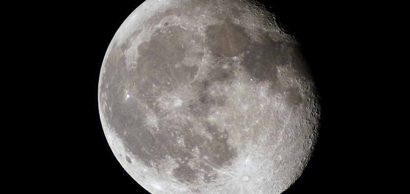 卫星地图在线数据生产流程示意图：从卫星过境拍摄到地面处理再到Web端分发的完整链路
