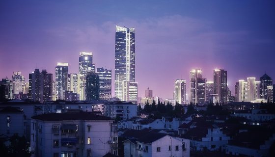 高德地图卫星影像显示上海陆家嘴金融区建筑群，分辨率约0.5米每像素，楼宇轮廓与停车场清晰可见
